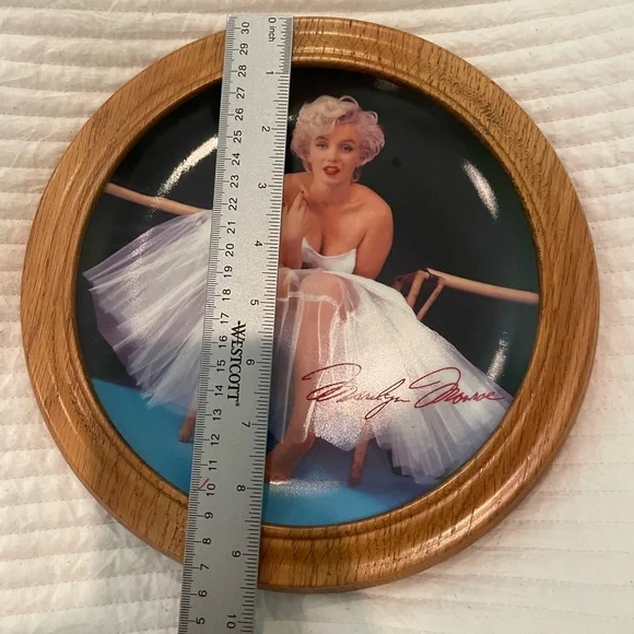 Marilyn Monroe Vintage Decorative Plate with Wooden Frame - Picture 9 of 12